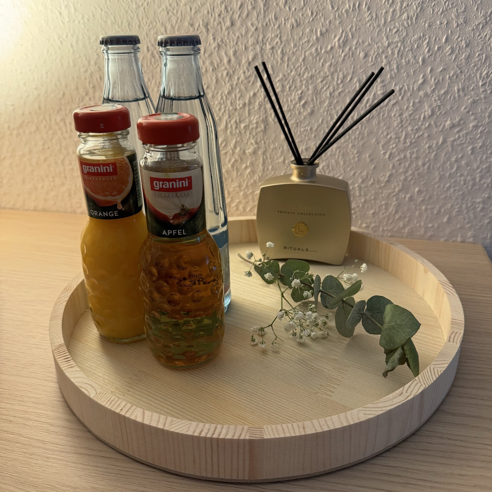 Tablett mit Getränken und Raumduft